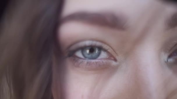 Twarzą Młodej Kobiety Siwymi Oczami Długimi Włosami Zamknij Się Slow — Wideo stockowe