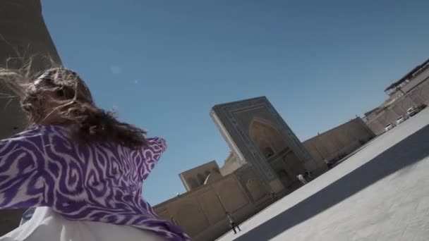 Молодая Женщина Белом Платье Длинном Восточном Халате Танцует Солнце Рядом — стоковое видео
