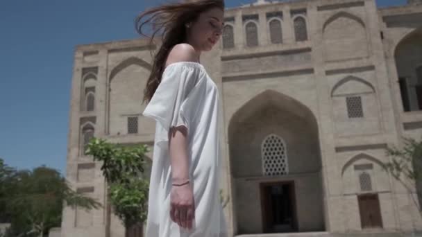 Eine Junge Frau Mit Wallenden Haaren Hellweißer Kleidung Und Sandalen — Stockvideo
