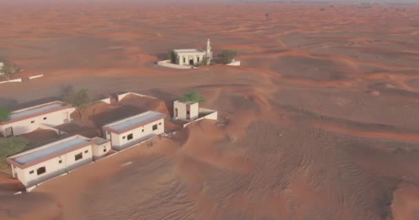 Drone Voa Através Uma Aldeia Coberta Areia Meio Deserto Vista — Vídeo de Stock