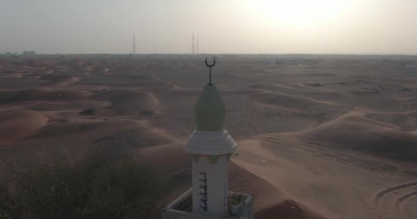 Drone Sorvola Una Piccola Città Con Minareto Ricoperto Sabbia Del — Video Stock