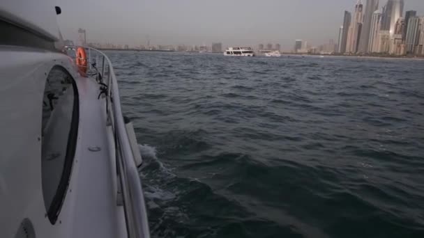 Blick Von Einer Privatjacht Auf Die Wolkenkratzer Dubais Meer Zeitlupe — Stockvideo