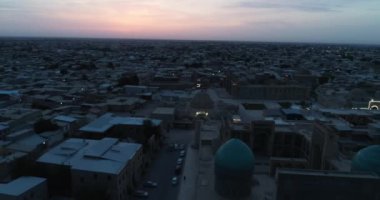 Şafakta eski şehrin ve ünlü anıt kompleksi iKalyan Poi Kalon Kompleksi ve Poi Kalon Minaret n Bukhara 'nın üzerinde bir dron uçar. Hava manzarası, Özbekistan.