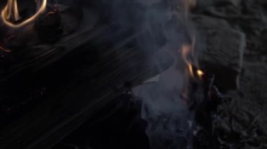 Doğu tarzı antik bir binada geceleri kuru gazilerin ateşinde yanan açık bir kitap. Yavaş Çekim, Süper Yakın