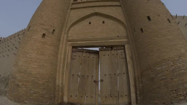 ブハラの古代要塞の壁にあるタリパチ門の広角ビュー ウズベキスタン スローモーション — ストック動画