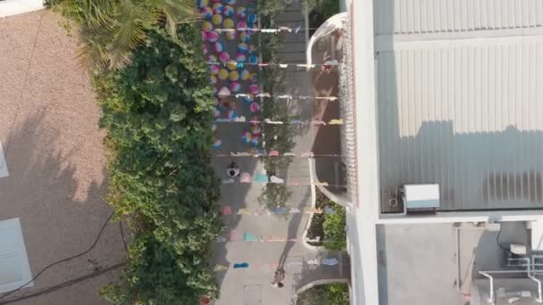 Дрони Пролітають Вузькою Вулицею Нічному Клубі Заповненому Надувними Багатокольоровими Кульками — стокове відео
