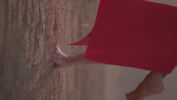 Nohy Mladé Ženy Červených Šatech Kráčející Bosá Pouštním Písku Pozadí — Stock video