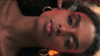 Profesyonel bir makyöz genç bir mankenin yüzüne makyaj yapar. Yavaş Hareket, Kapat.