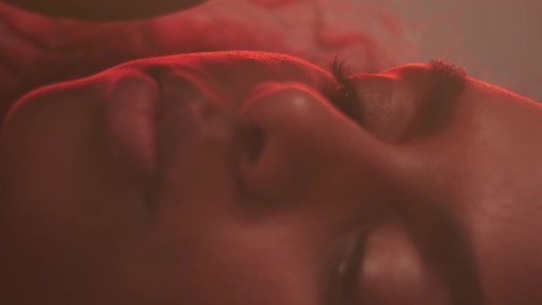 Göz Kapaklarını Boyayan Genç Esmer Bir Kadının Yüzünü Yakından Çek — Stok video