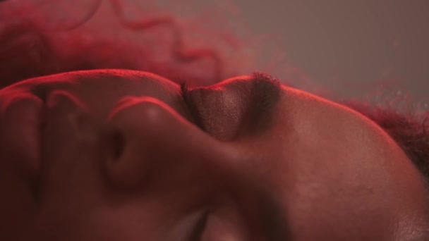 Портрет Молодої Смаглявої Жінки Волоссям Афро Стилю Яскравим Макіяжем Повільний — стокове відео