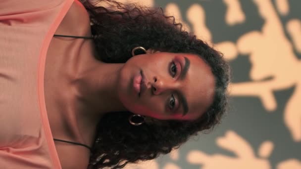 Portret Van Een Jonge Brutale Vrouw Met Afro Stijl Haar — Stockvideo