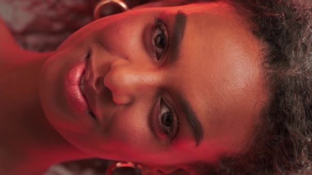 Portret Młodej Kobiety Afro Fryzurą Jasnym Makijażem Trzyma Kwiat Róży — Wideo stockowe
