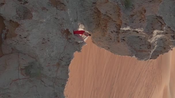 Drone Vola Intorno Una Giovane Donna Con Vestito Rosso Piedi — Video Stock