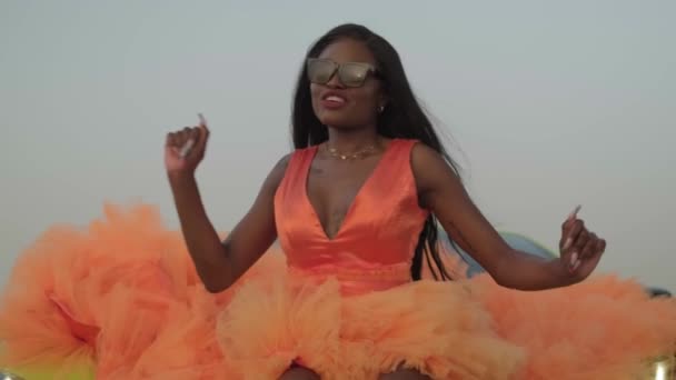 Swarthy Jeune Femme Robe Verte Des Lunettes Soleil Assis Sur — Video