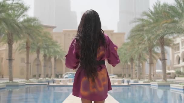 Uzun Siyah Saçlı Kısa Renkli Pelerinli Genç Bir Kadın Fıskiyenin — Stok video