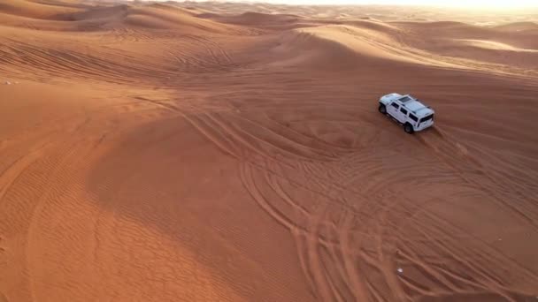 Drone Survole 4X4 Blanc Traversant Les Dunes Sable Désert Aérien — Video