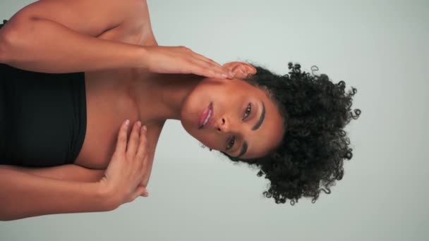 Vertikální Portrét Mladého Usmívajícího Modelu Kudrnatými Vlasy Afro Stylu Světlým — Stock video