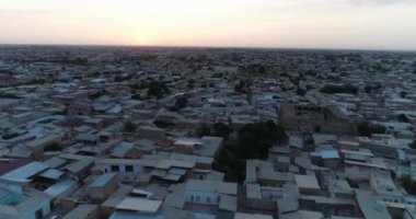 Şafakta Buhara 'daki eski şehrin üzerinde insansız hava aracı uçuşu. Özbekistan, Hava Görünümü.