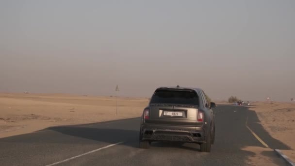 Prémiové Drahé Auto Jezdí Asfaltové Cestě Mezi Písečnými Dunami Pouště — Stock video