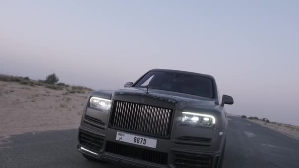 Dyr Lyxbil Med Strålkastare Står Kvällen Motorvägen Mitt Dubais Sandiga — Stockvideo
