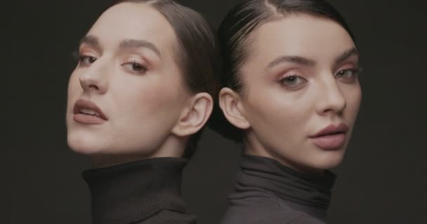Två Unga Eleganta Kvinnor Med Bra Makeup Svart Bakgrund Slow — Stockvideo