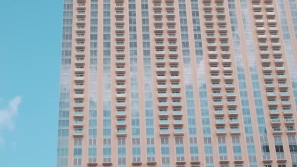 ドバイの高層ビルの背景にヨットと海でマリーナ スローモーション — ストック動画