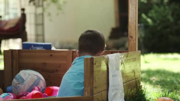 Liten Europeisk Pojke Leker Med Färgglada Muckar Trä Valier Gatan — Stockvideo