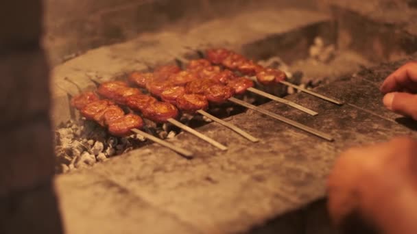 Een Mans Hand Gooit Spiesjes Met Barbecue Roosterend Grill Trage — Stockvideo