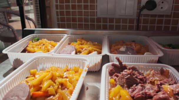 Chef Coloca Carne Cozida Recipientes Plástico Com Pilaf Uzbeque Fechar — Vídeo de Stock