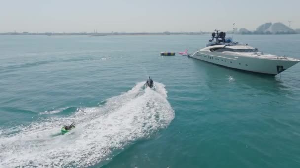 Дубай Оаэ 2023 Беспилотник Пролетает Над Человеком Плывущим Гидроцикле Тянет — стоковое видео