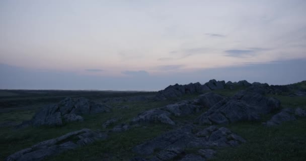 Pemandangan Bukit Berbatu Dengan Semak Semak Dan Rumput Terhadap Langit — Stok Video