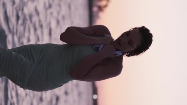 Młoda Kobieta Sukience Tle Zachodu Słońca Stoi Wodzie Morskiej Trzyma — Wideo stockowe