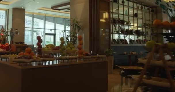 高価な高級ホテルのダイニングルームのビュッフェテーブル スローモーション — ストック動画