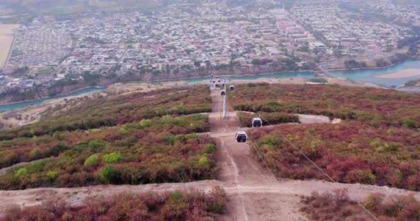 Dron Przelatuje Nad Kabinami Kolejki Górskiej Dnie Góry Widać Górę — Wideo stockowe
