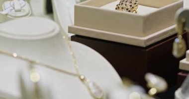 Mücevherler dükkanda. Yüzükler, kolyeler, bilezikler. Yavaş Hareketi Kapat