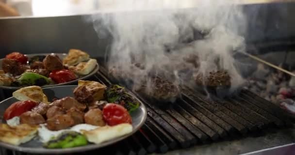 Kotlety Smażone Hotelowej Kuchni Obok Talerza Jedzeniem Slow Motion Zbliżenie — Wideo stockowe