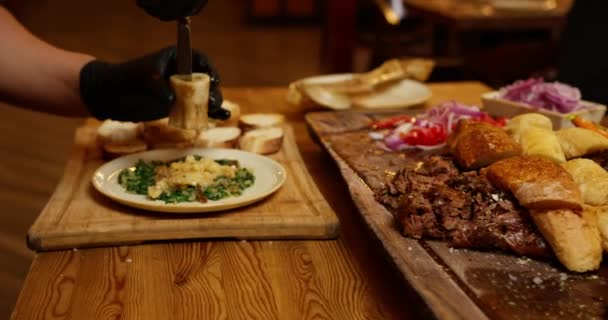 Chelnerul Taie Carnea Finită Conduce Masa Restaurant Închidere Sus Mișcare — Videoclip de stoc