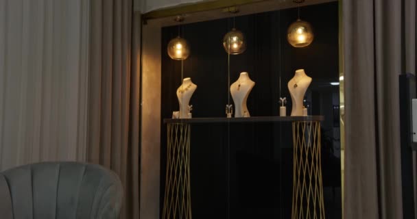 Showroom Ett Smycke Butik Med Smycken Vinden Ringar Armband Halsband — Stockvideo