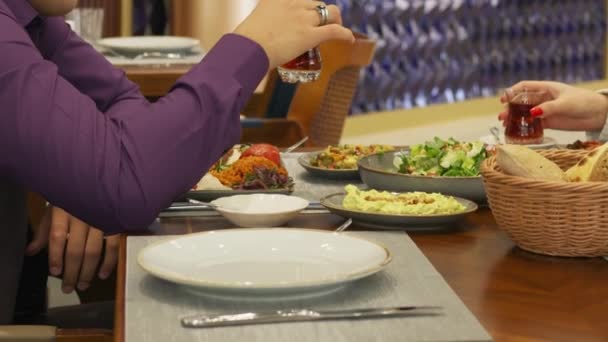Les Gens Assoient Une Table Dans Restaurant Mangent Fermer Mouvement — Video