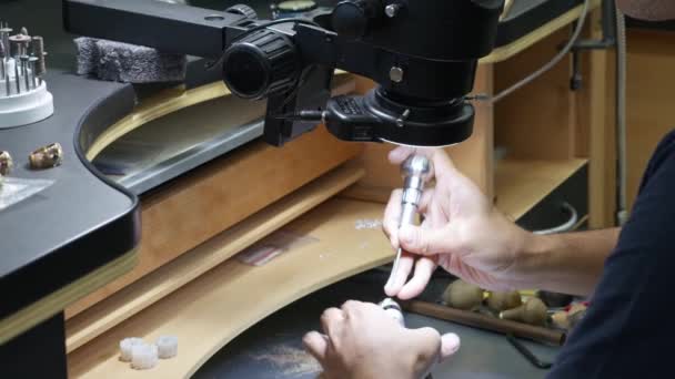 Mladý Muž Pracuje Drobnými Šperky Pod Mikroskopem Zavřít Pomalý Pohyb — Stock video