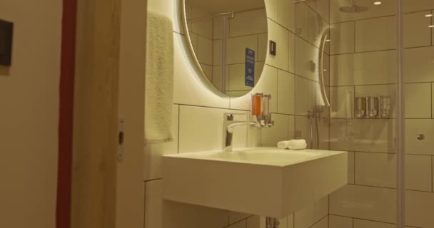 Camera Bagno Appartamento Con Lavabo Specchio Chiudi Rallenta — Video Stock