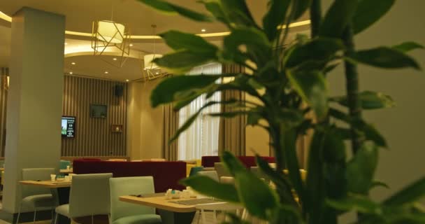 一个没有访客的舒适咖啡馆的全景 慢动作 — 图库视频影像