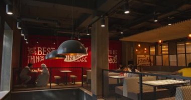 Taşkent, Özbekistan - 84 2022: Ziyaretçiler küçük ve rahat bir kafede yemek yiyorlar. Yavaş Hareket, Panorama