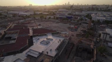 Hava aracı güneşli bir günde inşaat halindeki binaların üzerinden uçuyor. Hava Görünümü.