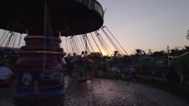 Taškent Uzbekistán 2022 Návštěvníci Zábavního Parku Projíždějí Kolotoči Pomalý Pohyb — Stock video