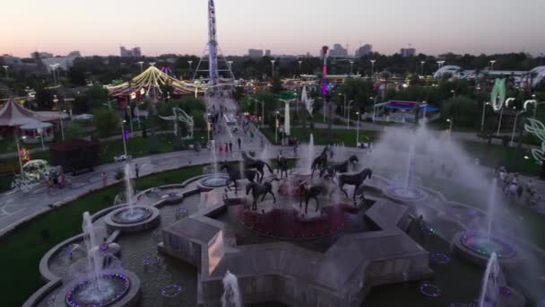 ドローンは遊園地の噴水の上を飛ぶ エアリアルビュー — ストック動画