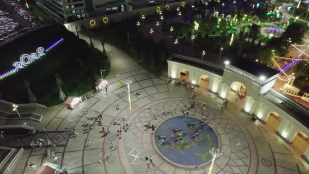 Dron Vuela Sobre Parque Atracciones Con Carruseles Una Rueda Fortuna — Vídeos de Stock
