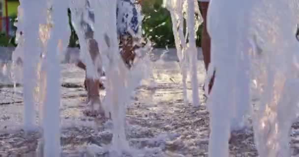 夏の日には公園の噴水を歩いている人がたくさんいます スローモーション — ストック動画