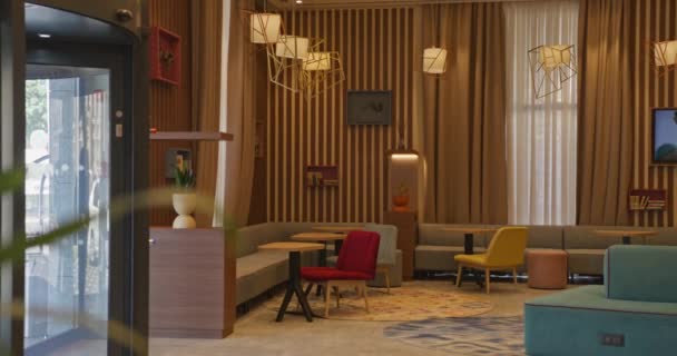 タシケント ウズベキスタン 2022 高価な高級ホテルのロビー クローズアップ スローモーション — ストック動画