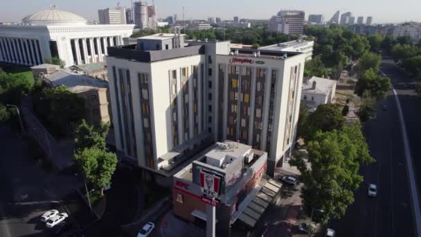 Taskent Üzbegisztán 2022 Egy Drón Repül Egy Gyorsétterem Kávézó Felett — Stock videók